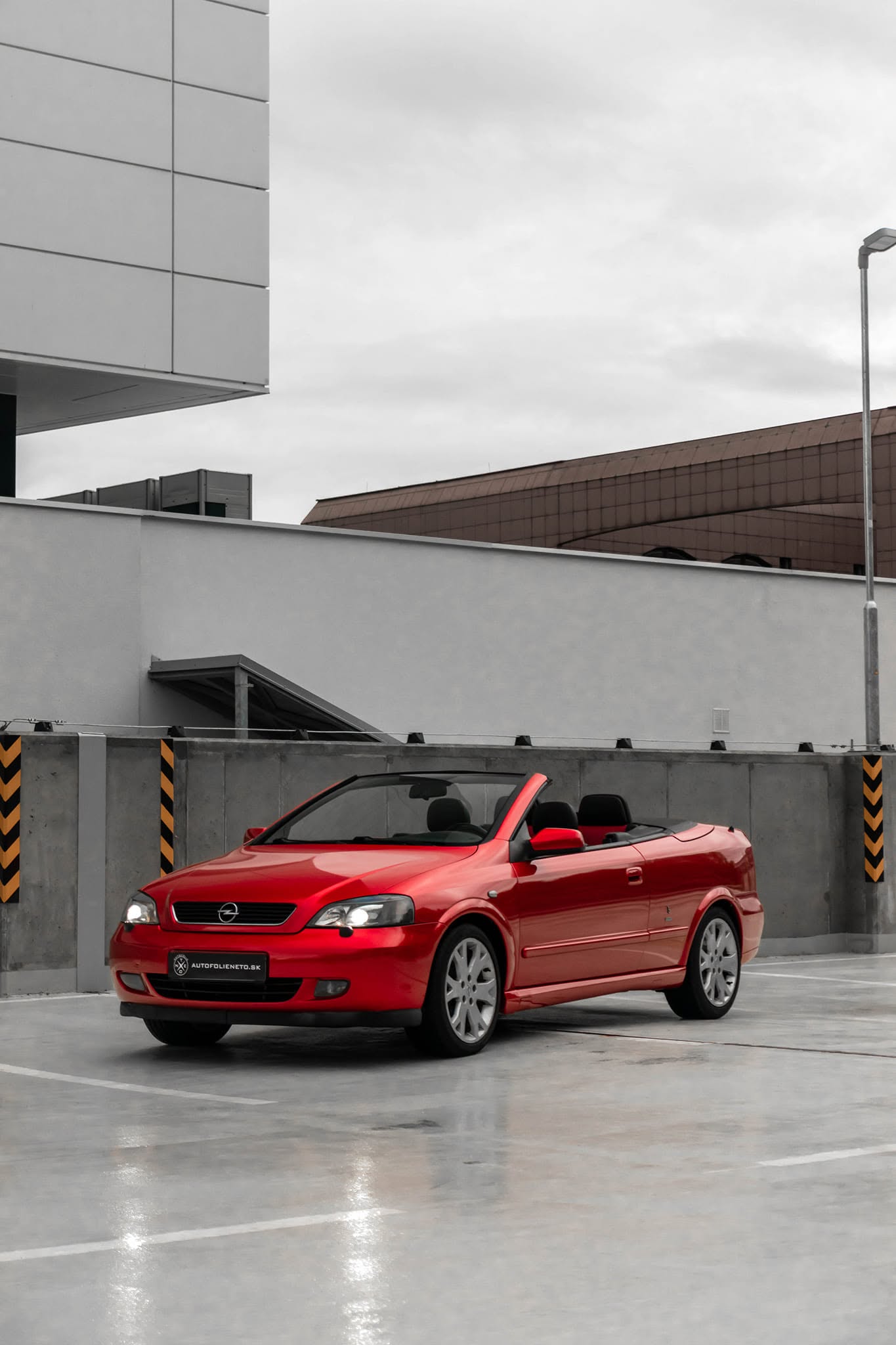 Opel Astra G Cabrio Bertone – nový život s metalickou červenou fóliou