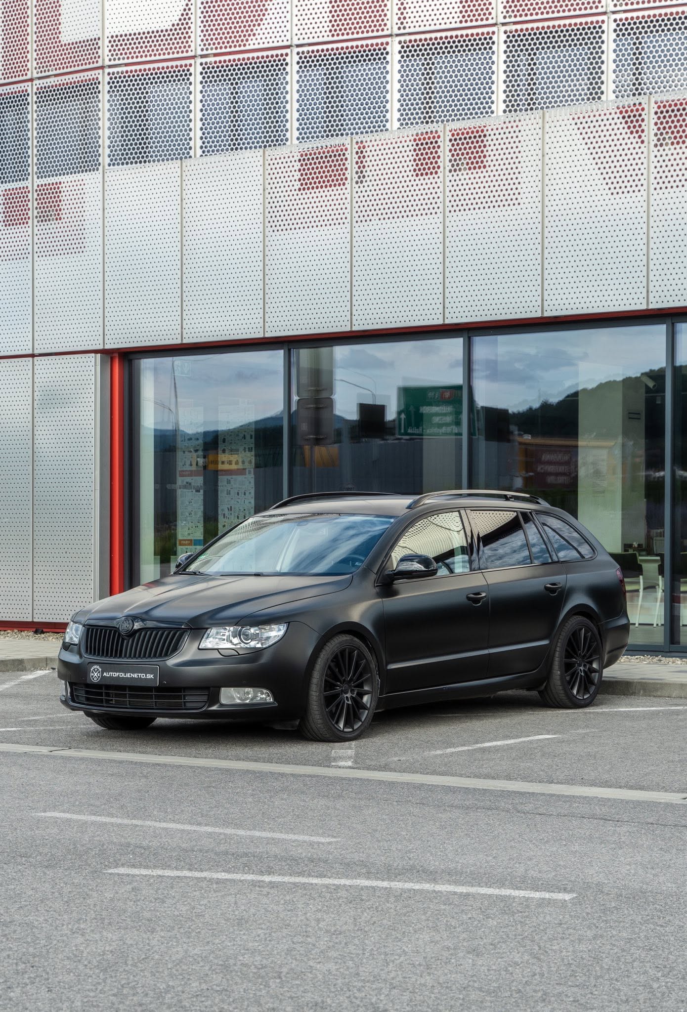 Škoda Superb II – kompletná premena: čierny satén, chróm delete, fólie na okná