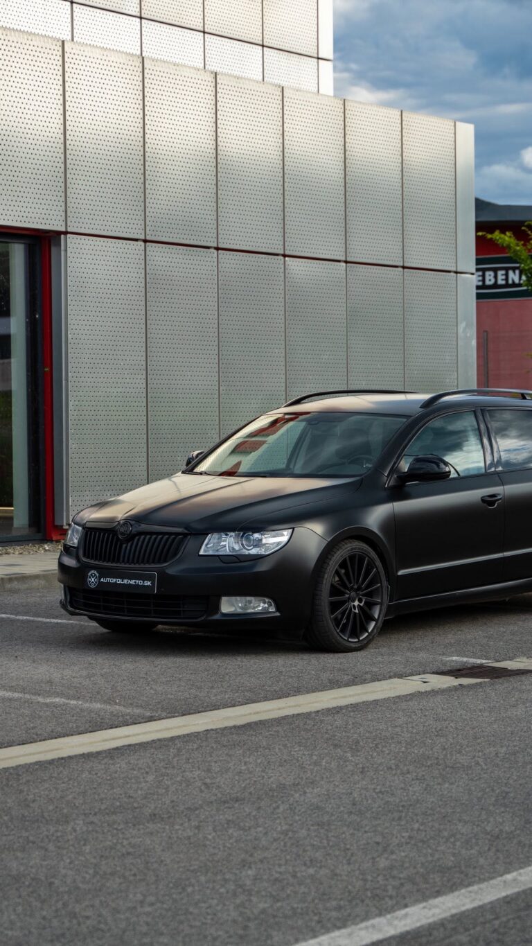 Čierna saténová Škoda Superb Combi z boku spredu po celopolepe