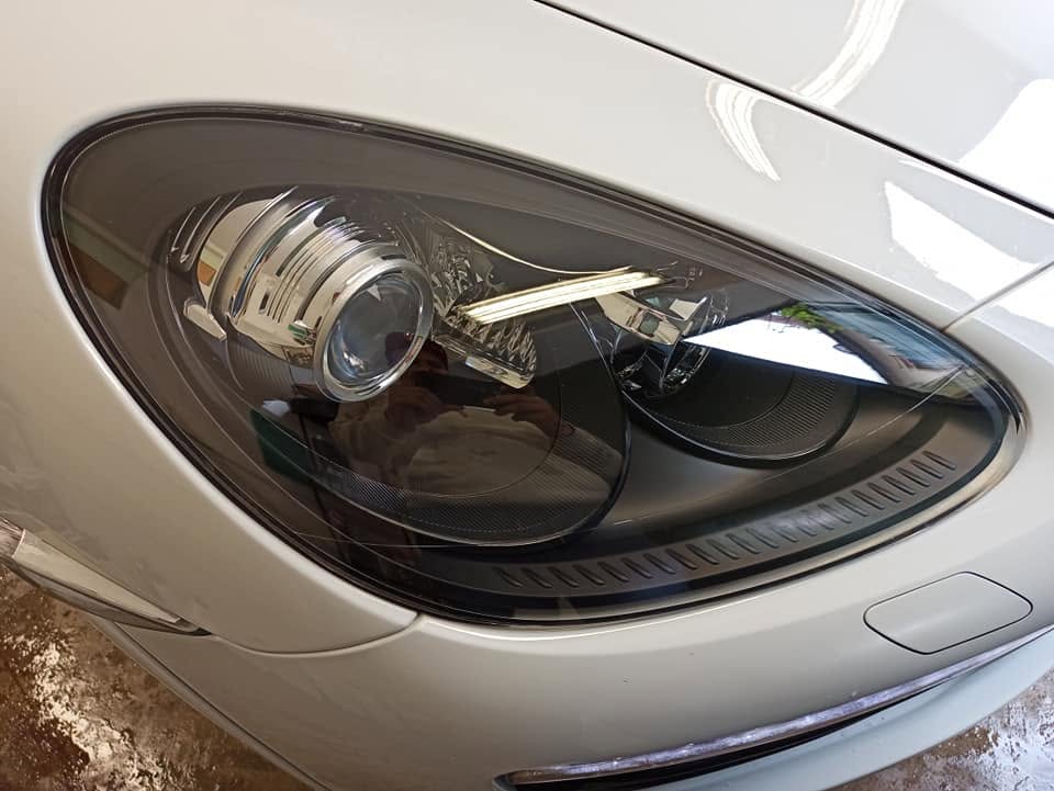 Svetlomet Porsche s ochrannou fóliou SunTek