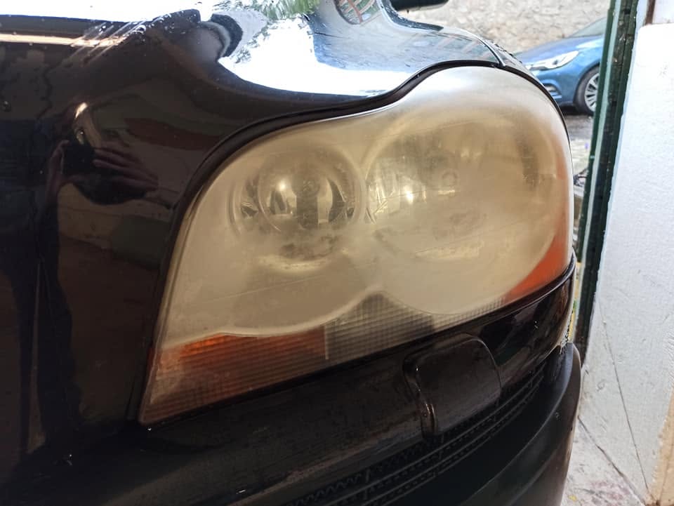 Zažltnutý a matný svetlomet Volvo XC90 pred renováciou