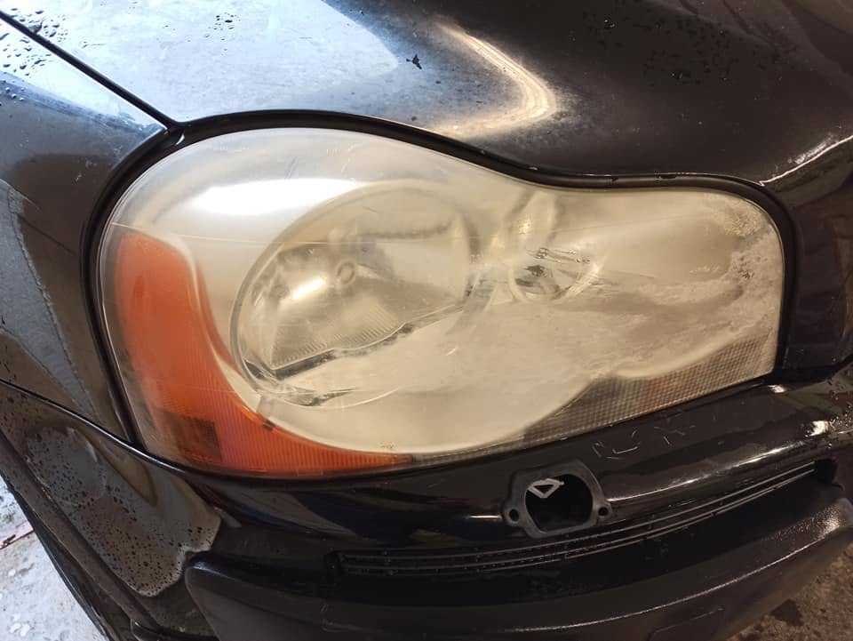 Detail zoxidovaného svetlometu Volvo XC90 pred renováciou