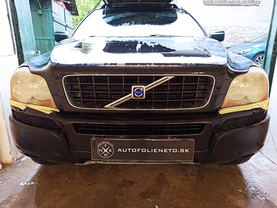 Volvo XC90 spredu počas renovácie svetlometov