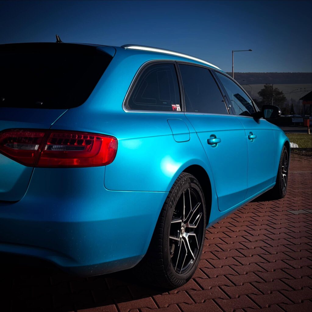 Zadná časť Audi A4 Avant v žiarivej saténovej modrej fólii