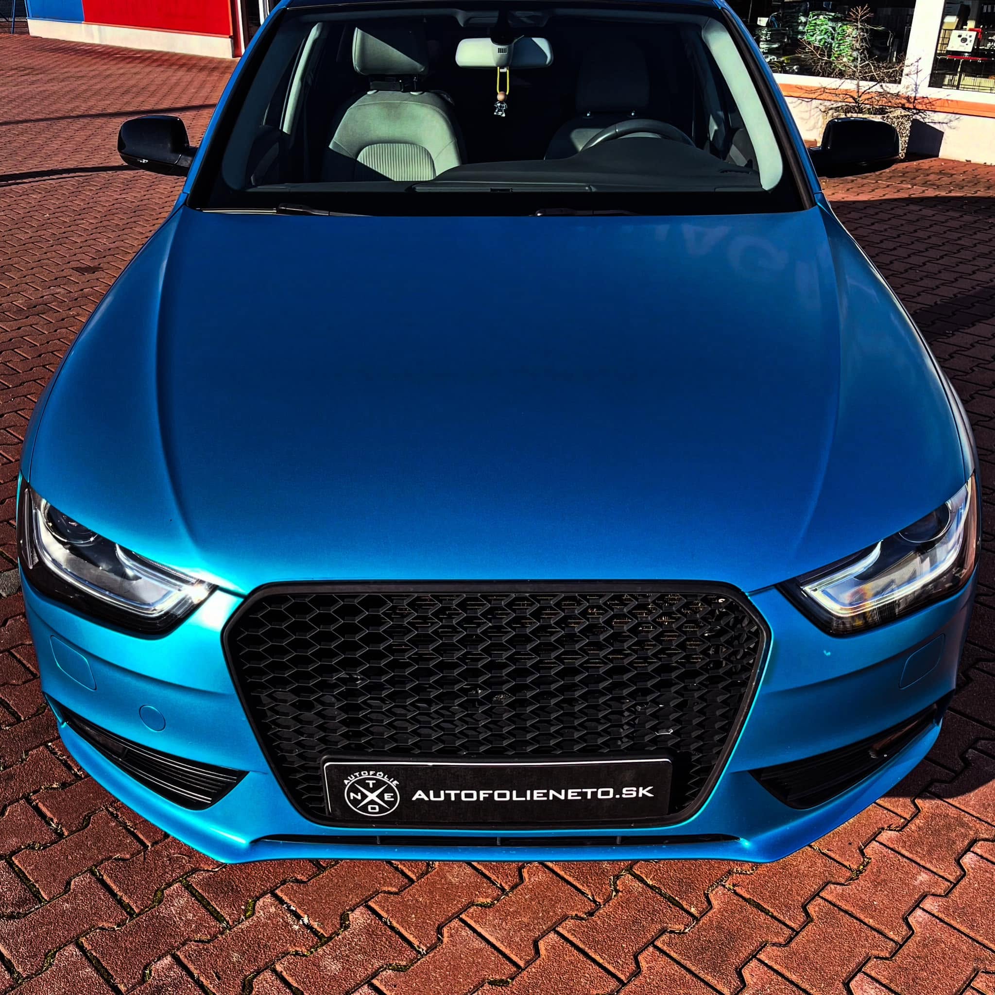 Audi A4 Avant – zmena farby z čiernej na žiarivú saténovú modrú