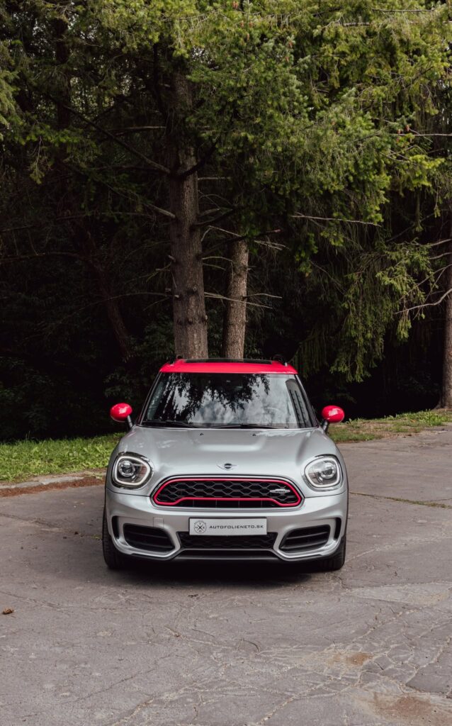 MINI Countryman JCW spredu po zmene farby na striebornú