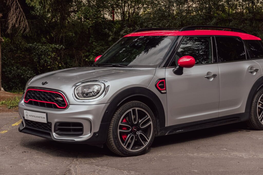 MINI Countryman JCW v striebornej metalíze s červenou strechou – pohľad zboku