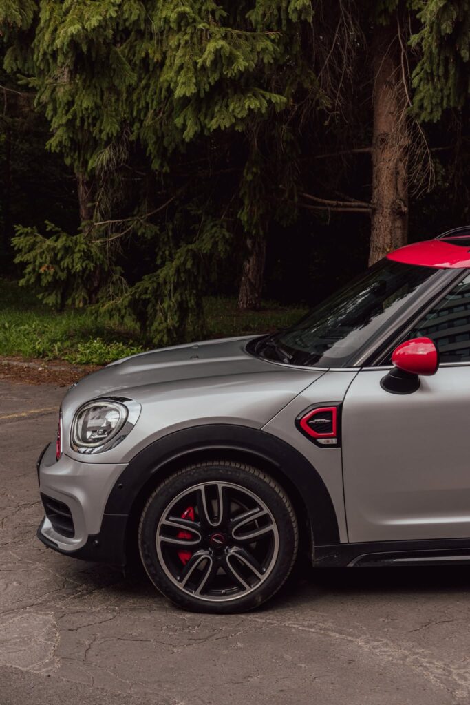 Bok MINI Countryman v striebornej metalickej fólii