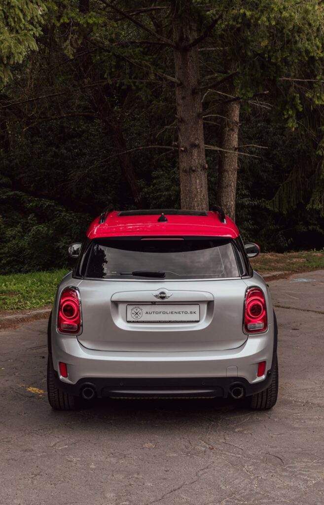 Zadná časť MINI Countryman po celopolepe striebornou fóliou