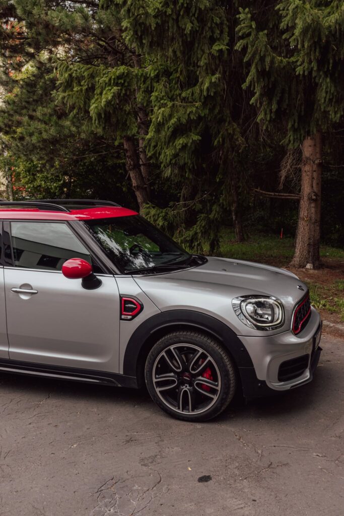 MINI Countryman JCW zboku zozadu s červenými doplnkami