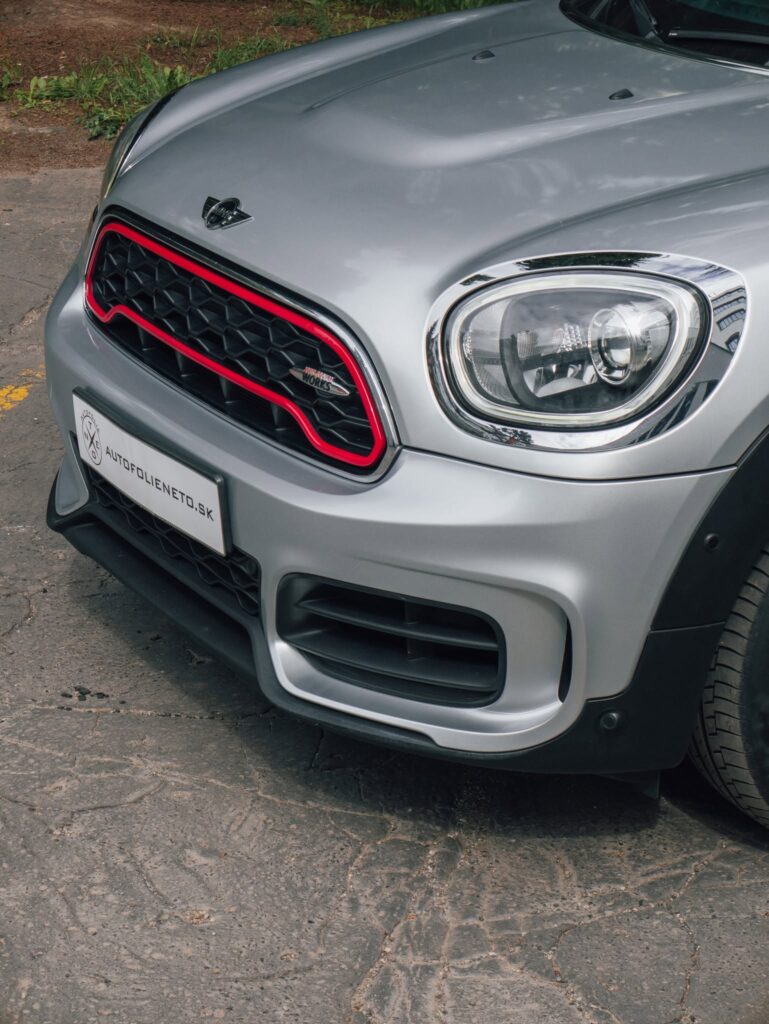 Detail predku MINI Countryman JCW v striebornej metalíze