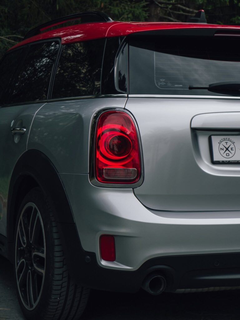 Detail zadného svetla a červenej strechy MINI Countryman